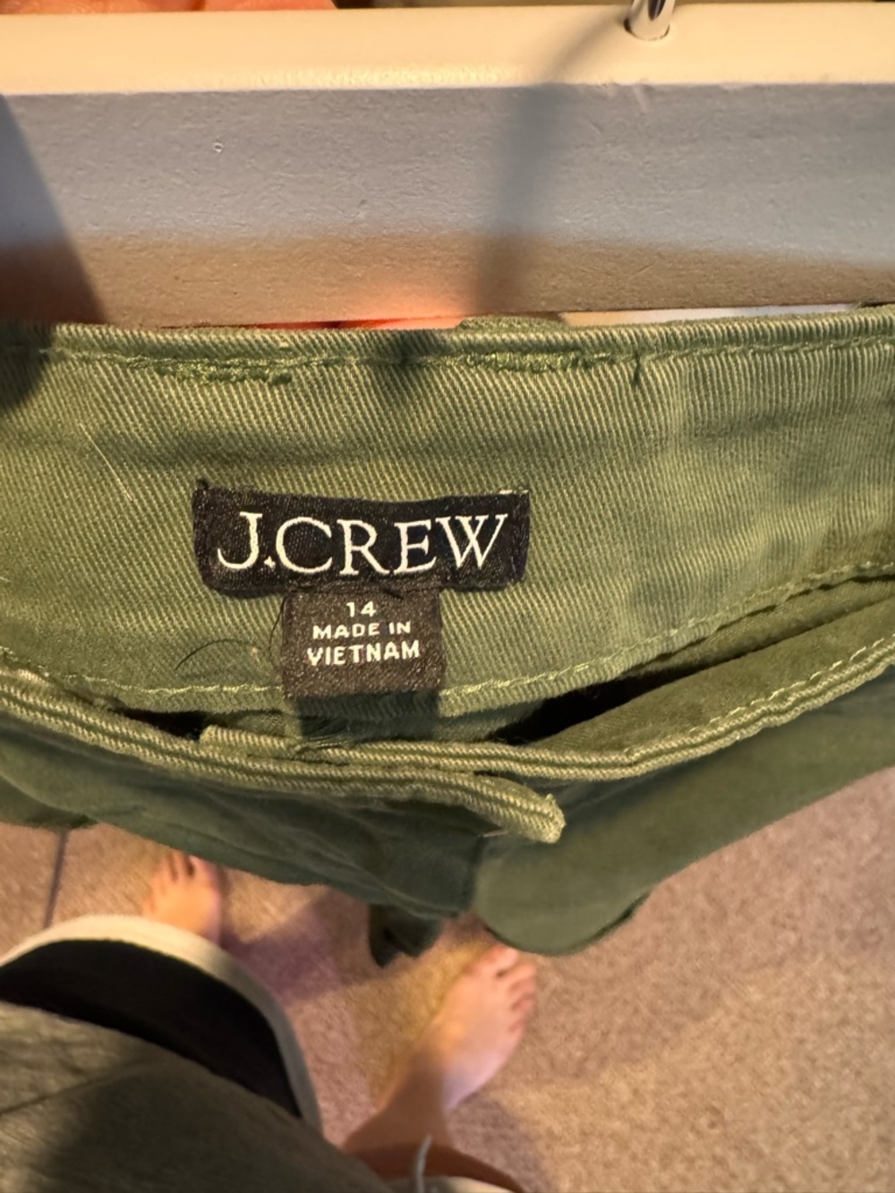 Women’s Olive Green pleated chino shorts - Picture 4 of 4